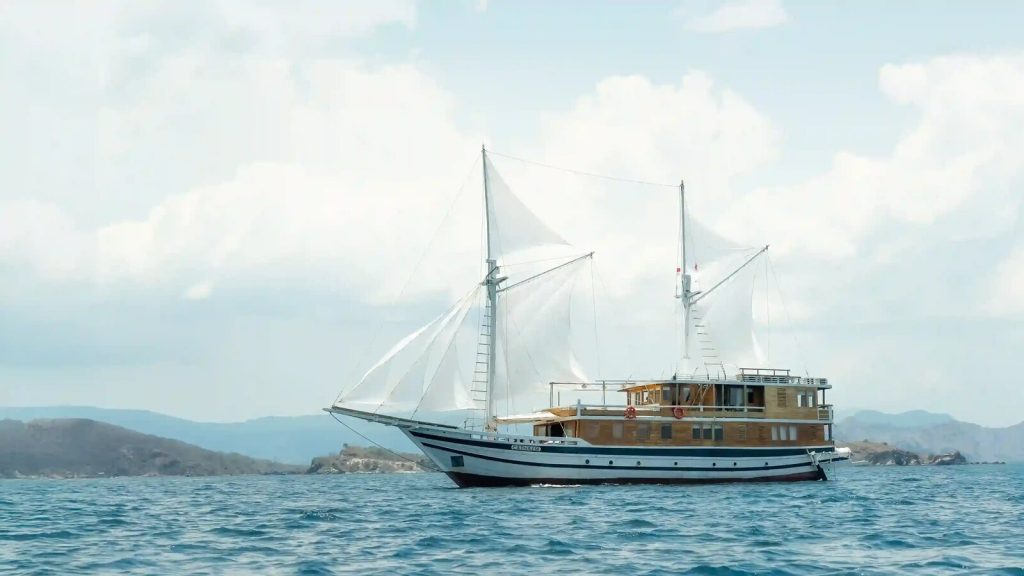 Komodo September 2026 Boat Tours: Weather, Prices & Booking Tips