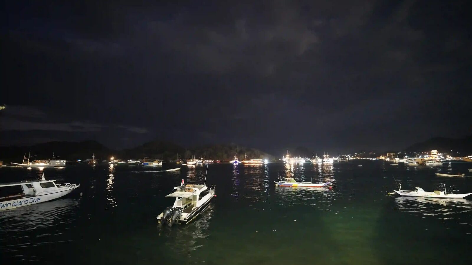 Arriving at Komodo Airport at Night: Pickups, Nearby Hotels and a Calm First Evening