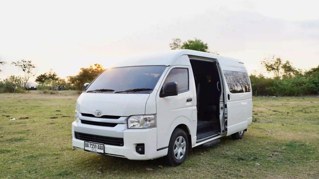 Private Driver vs Rental Car in Labuan Bajo: Why We Don’t Recommend Self-Drive
